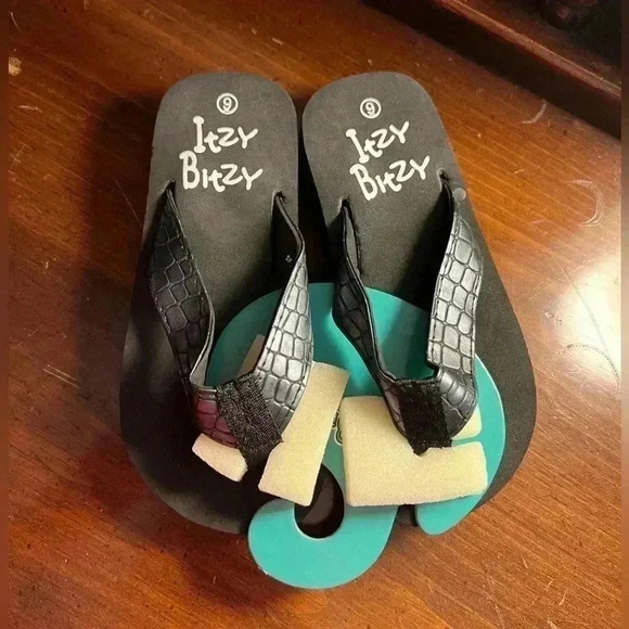 Toddler Size 9 Black Croc Itzy Bitzy Flip Flops - Picture 2 of 5